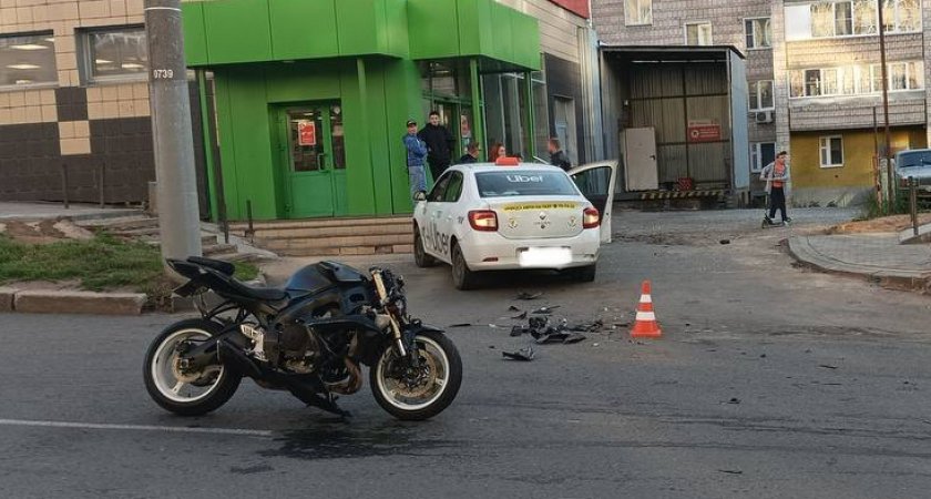 В Кирове мотоциклист врезался в машину такси