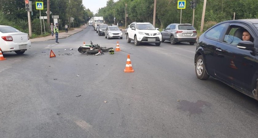 В Кирове столкнулись Renault и мотоцикл: двое пострадавших