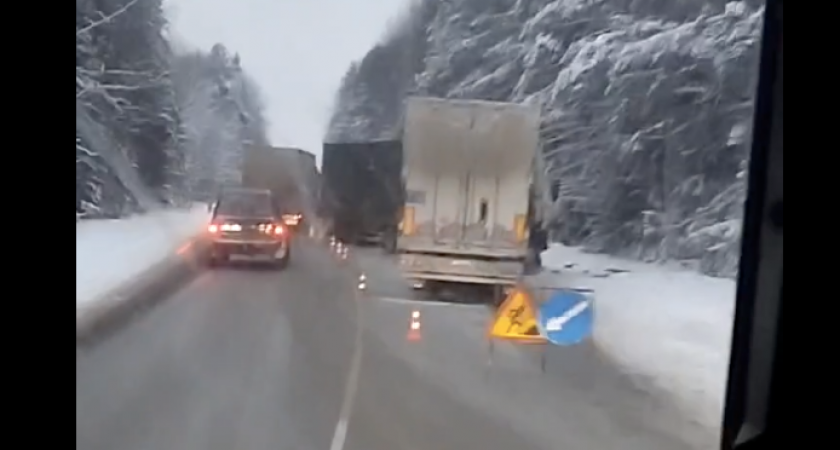 В Кировской области на федеральной трассе столкнулись два грузовика: есть пострадавшие