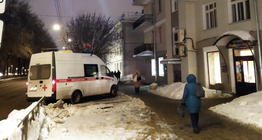 В Кирове спасли прохожего, который бегал по улице босой и без рубашки
