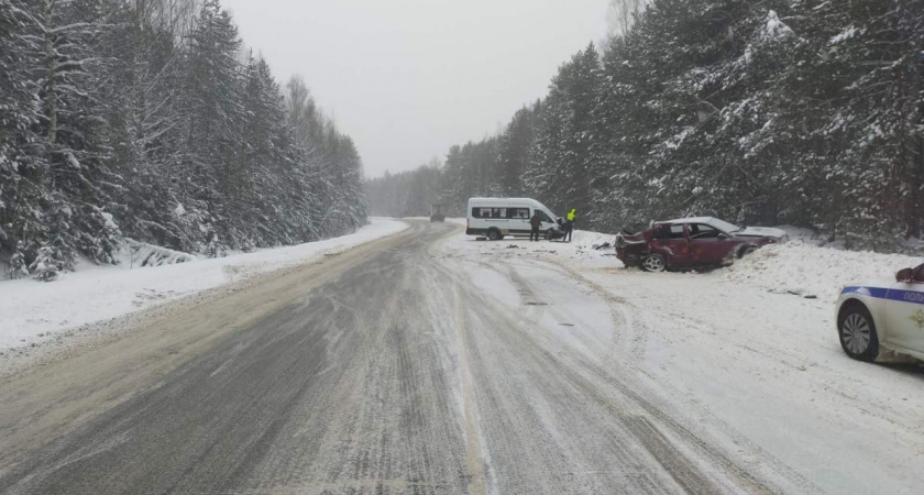 На трассе в Кировской области столкнулись микроавтобус и иномарка: есть пострадавшие