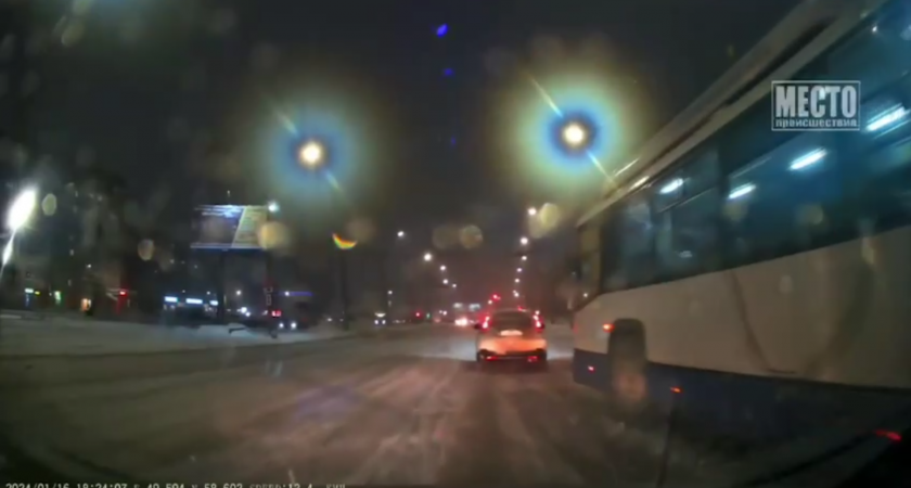 В Кирове женщина-водитель троллейбуса обматерила мужчину, опередившего ее