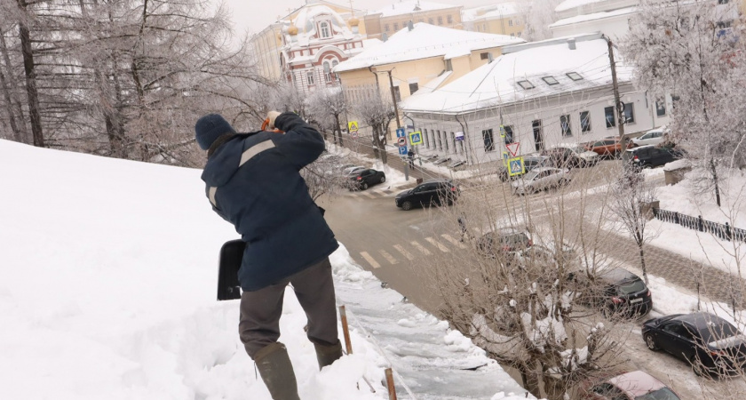 Кировчанин не дождался управляющей компании и сам полез чистить от снега протекающую крышу