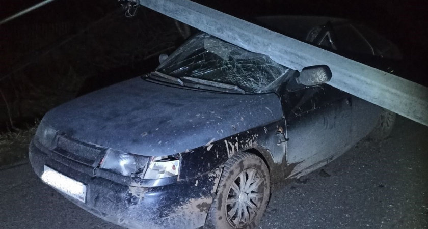 В Кировской области лихач на "семерке" снес столб, рухнувший на машину девушки