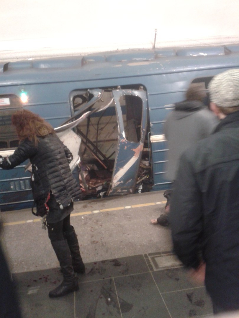Очевидцы о взрывах в Петербурге: "В городе полный треш"