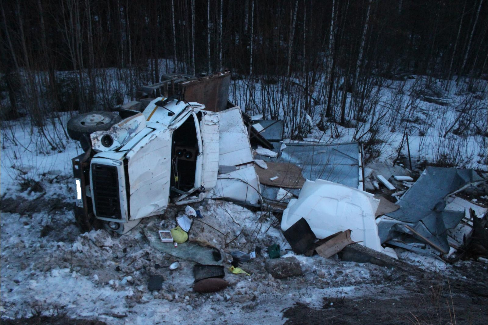В Коми на трассе перевернулся грузовик: пострадали кировчане