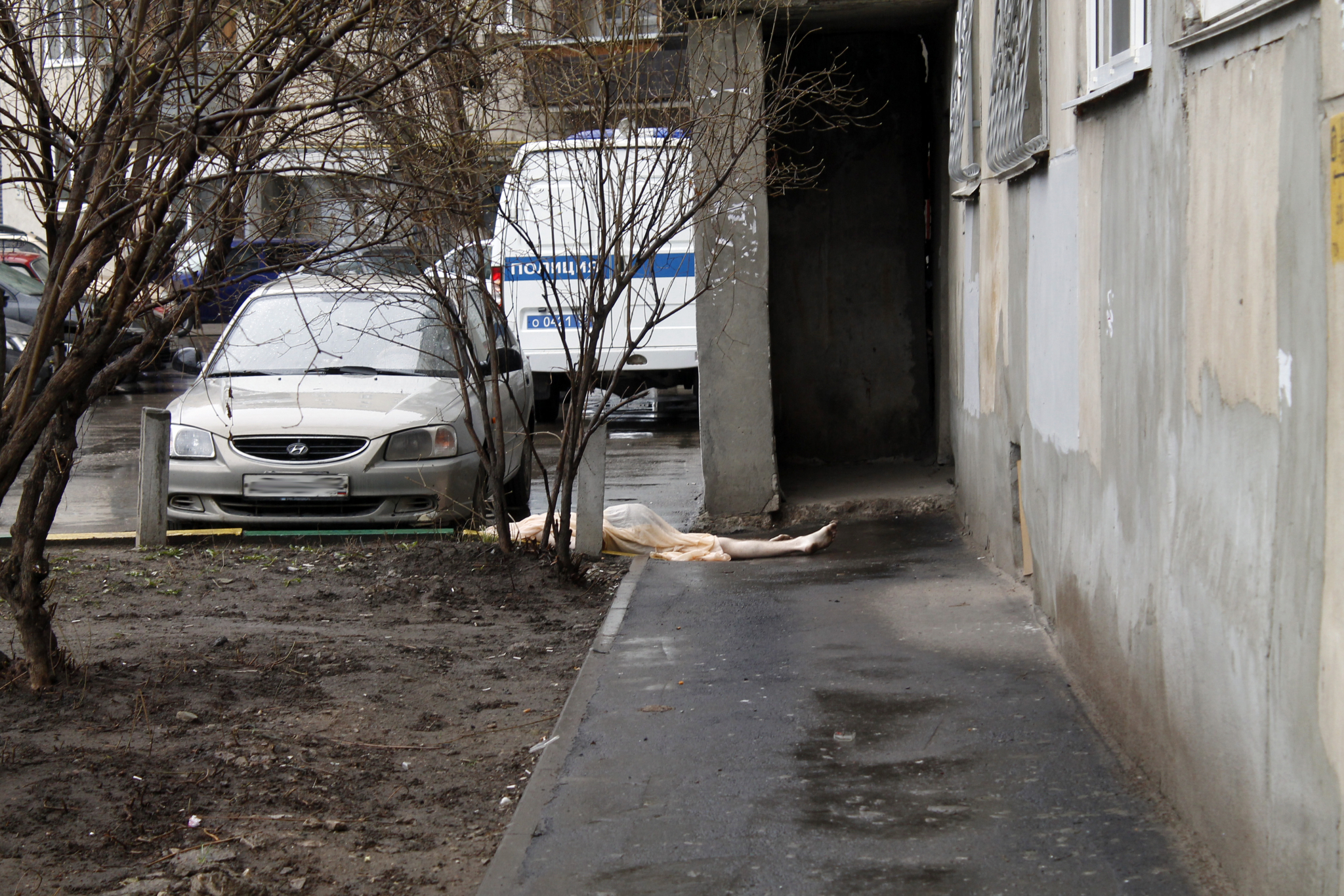 С балкона дома на Комсомольской выпала женщина