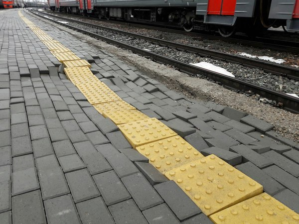 Фото брусчатки на станции в Кировской области рассмешили подписчиков "Пикабу"