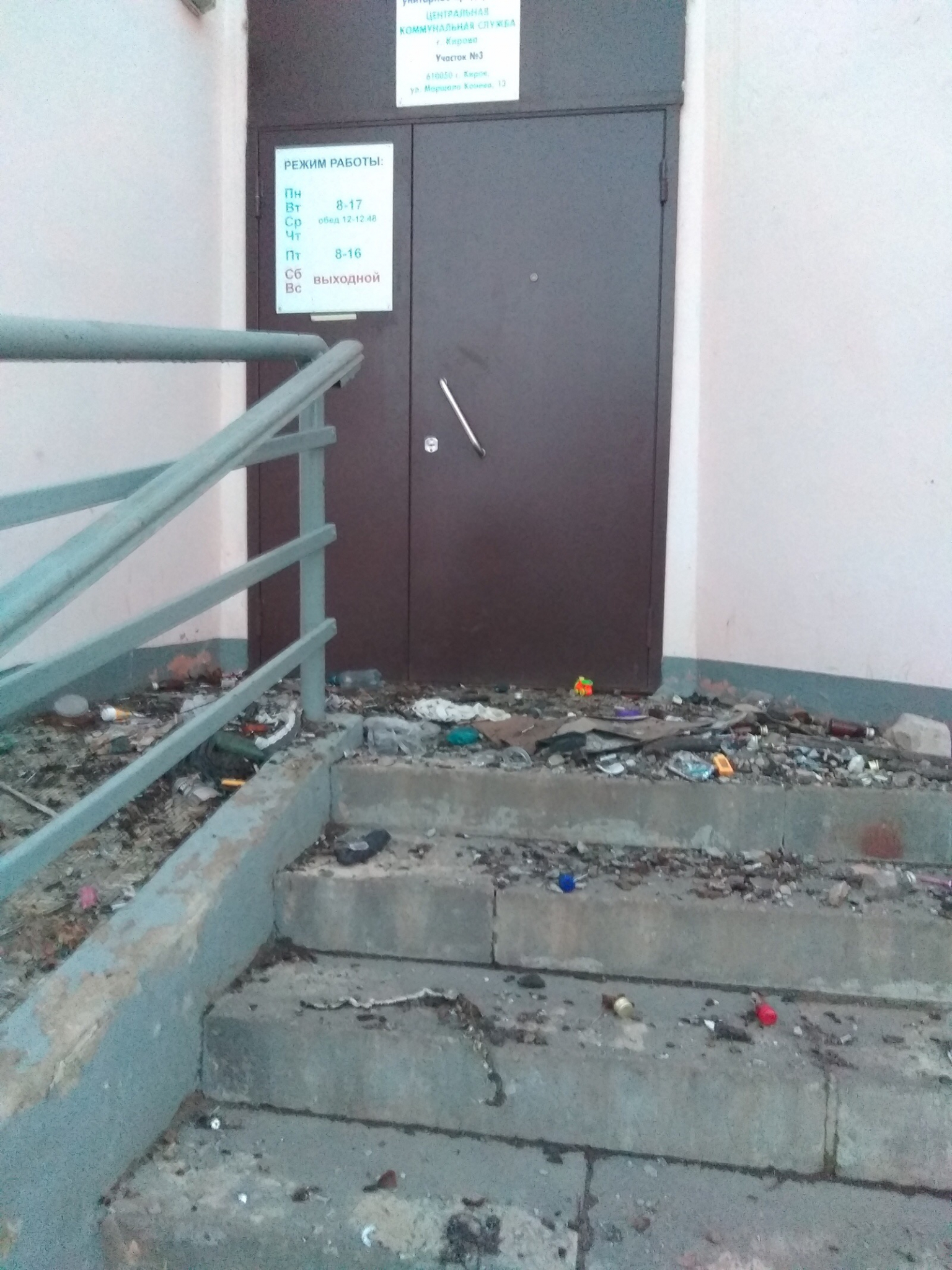В Кирове вход в коммунальную службу завалили мусором