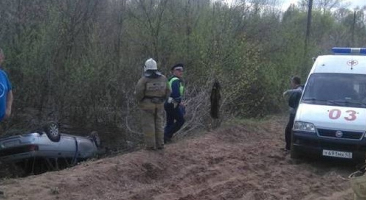 В Кировской области на берегу реки перевернулся автомобиль