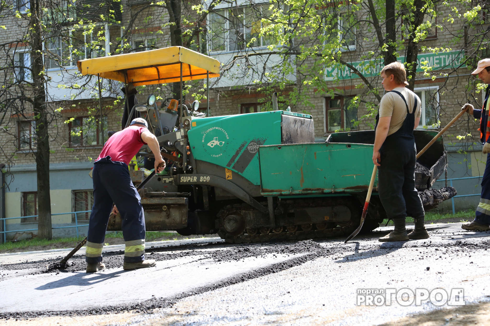 В Кирове ремонт дорог идет на 12 улицах: что рассказали о работах в ДДХ?