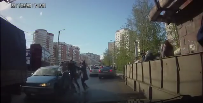 Видео: в Кирове на дороге подрались водители иномарки и "ГАЗели"