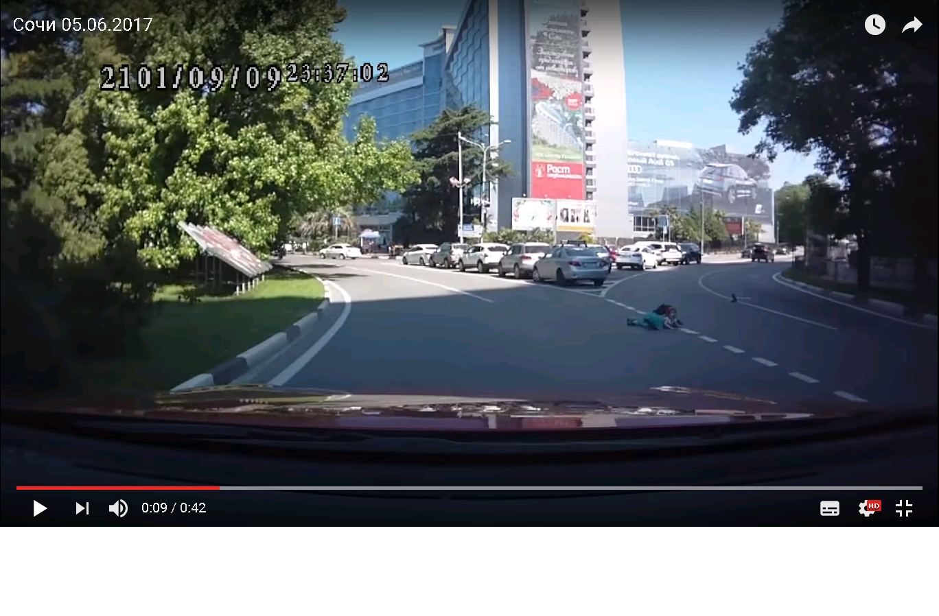 Видео: двое детей на полном ходу выпали из багажника внедорожника