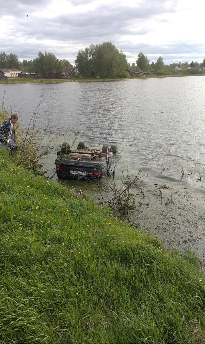 В Кировской области автомобиль съехал в реку: погибла молодая женщина