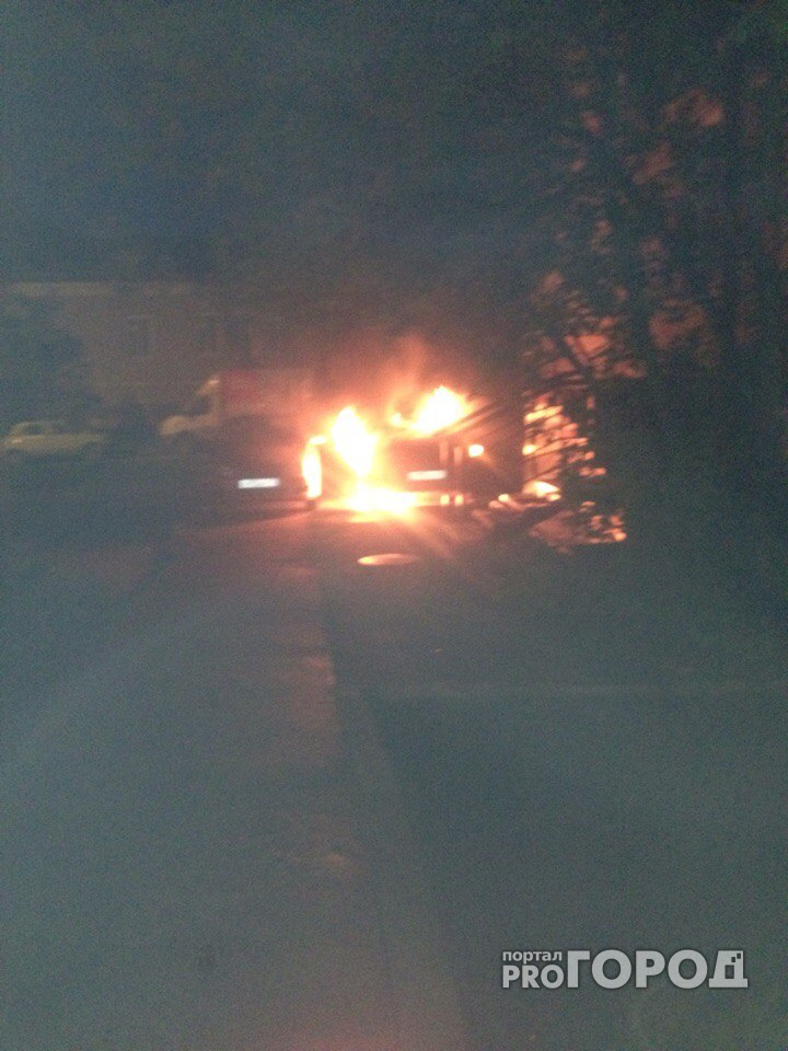 В Кирове ночью во дворе дома сгорела BMW X5