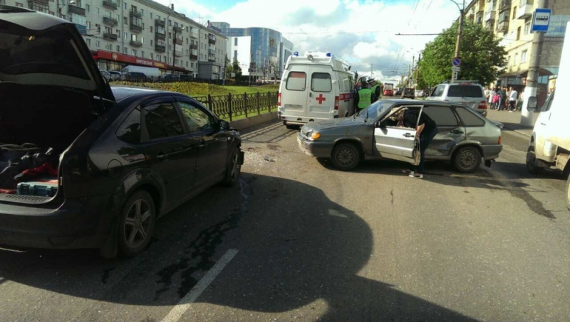 На Октябрьском проспекте ВАЗ не уступил дорогу иномарке и протаранил ограждение