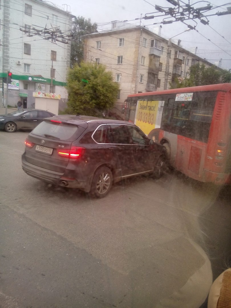 Километровая пробка в центре Кирова образовалась из-за водителя автобуса