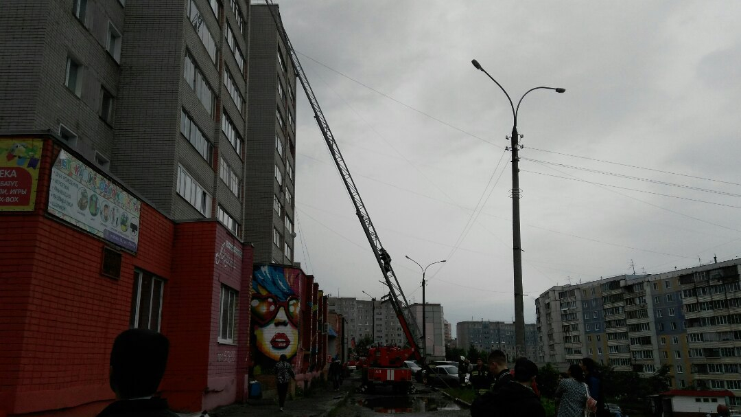 В МЧС рассказали подробности пожара в многоэтажке на Упита