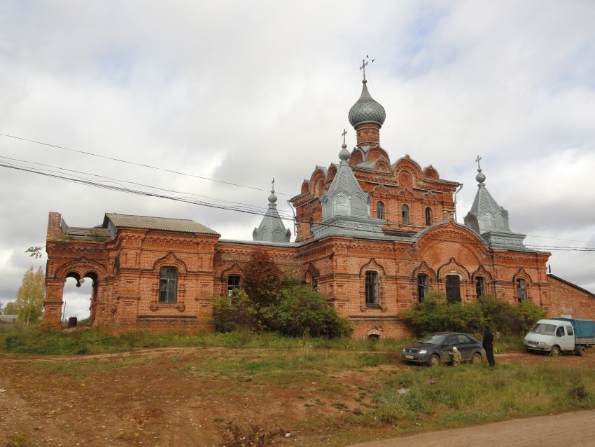 5 самых красивых заброшенных храмов Кировской области