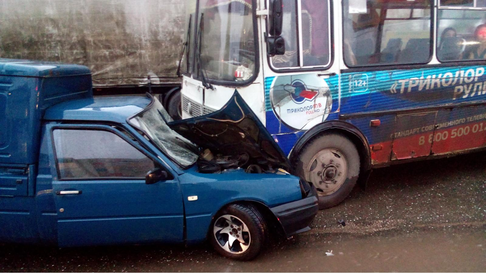 Массовая авария на улице Щорса: «Иж» влетел под пассажирский автобус