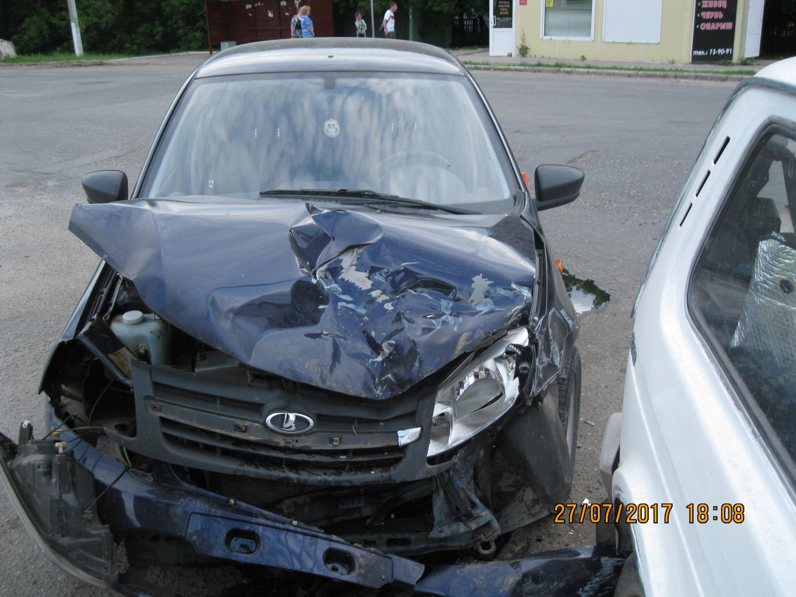 В Кирове пьяный водитель на «Ниве» влетел в авто, где сидел маленький ребенок