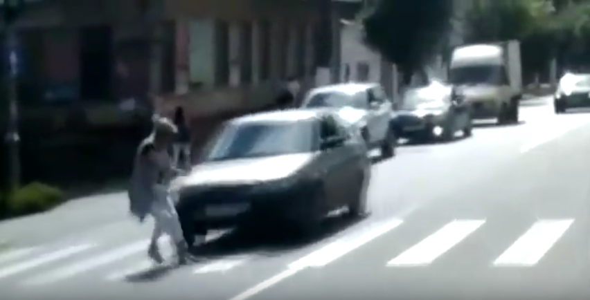 Появилось видео, как в Кирове девушка за рулем ВАЗа сбила женщину