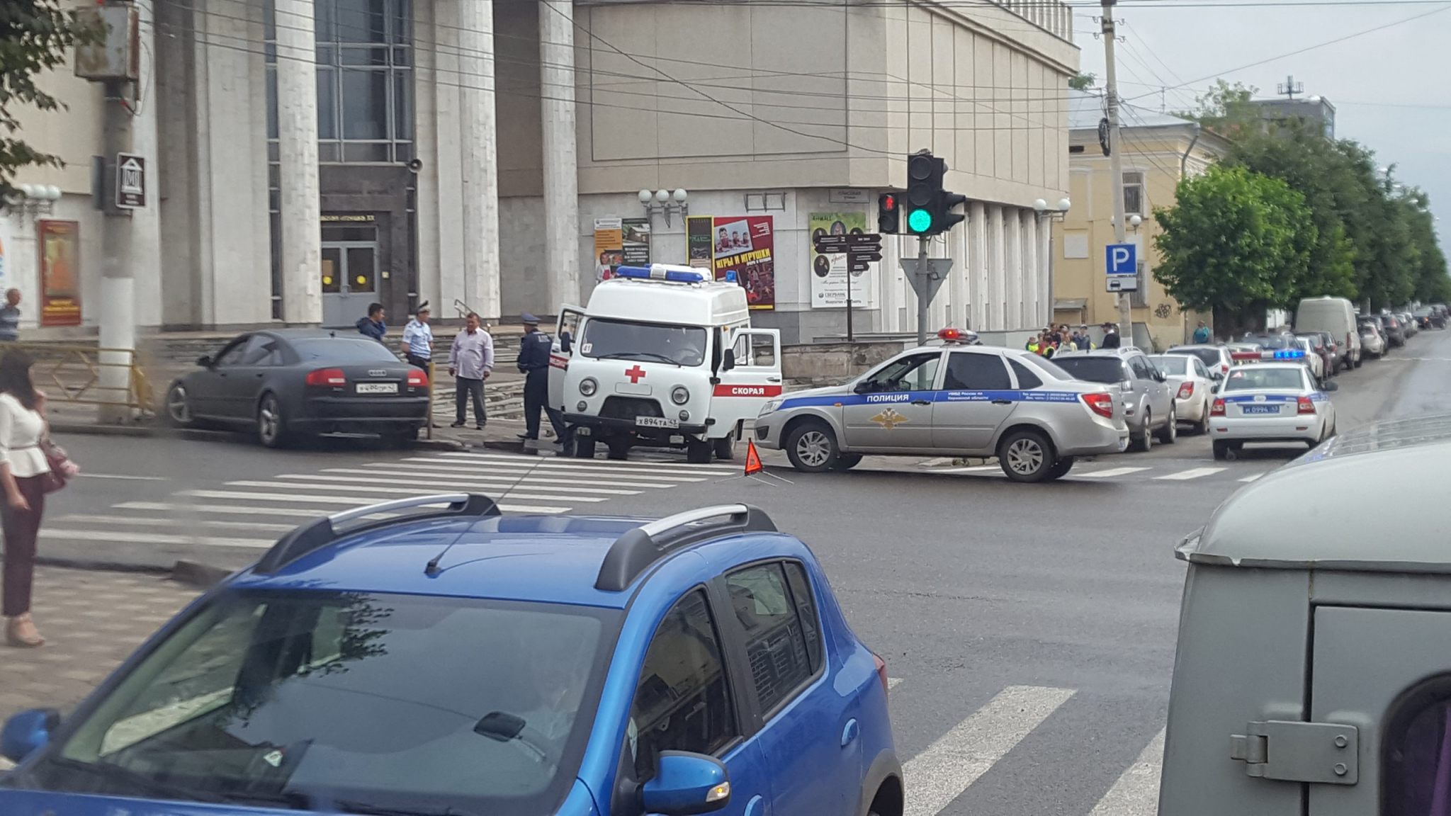 В центре Кирова «Ауди» снесла ограждение: пострадала женщина-пешеход