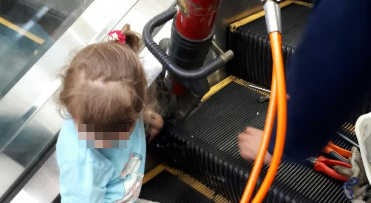 События в стране: четырехлетней девочке зажало руку в эскалаторе
