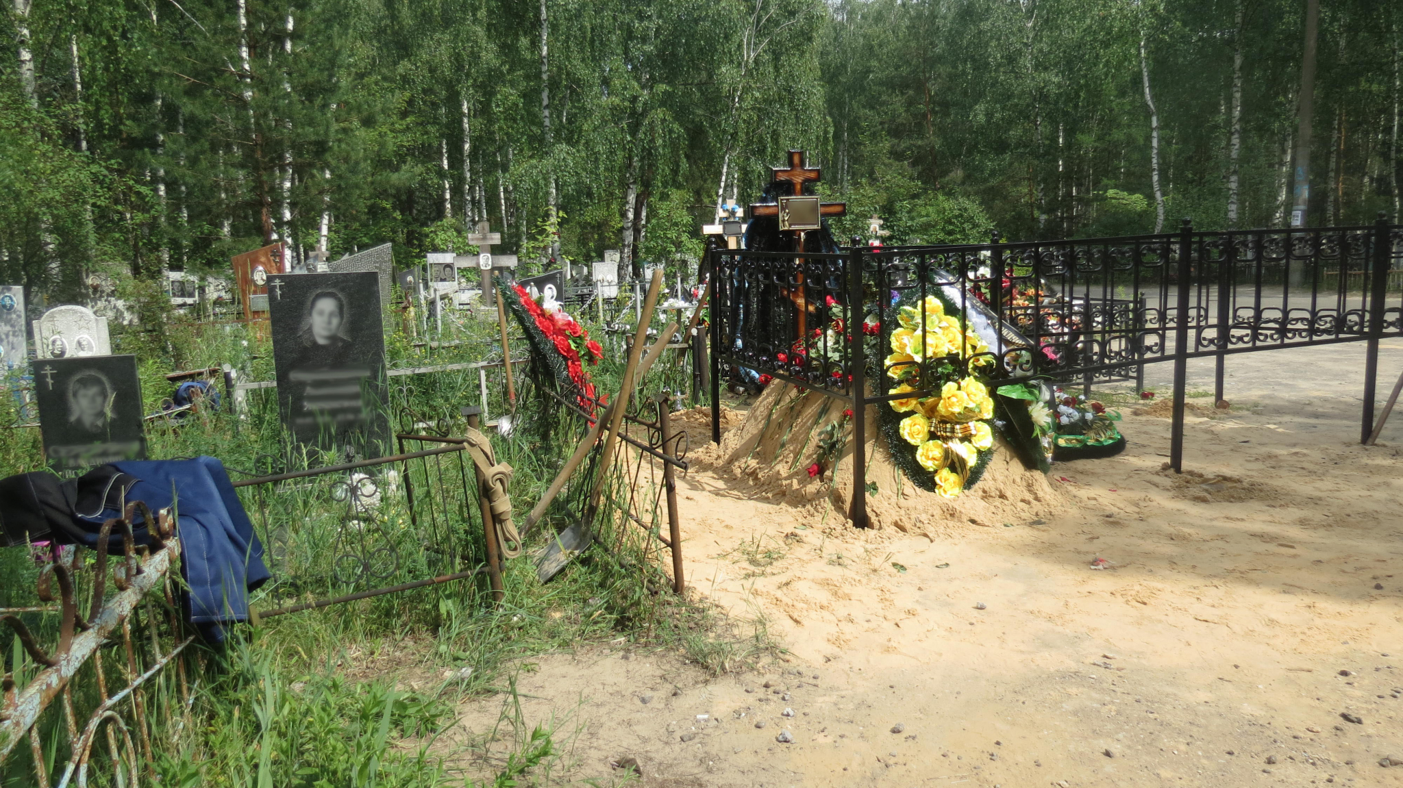 Неизвестные украли ограду с могилы на кладбище в Кировской области