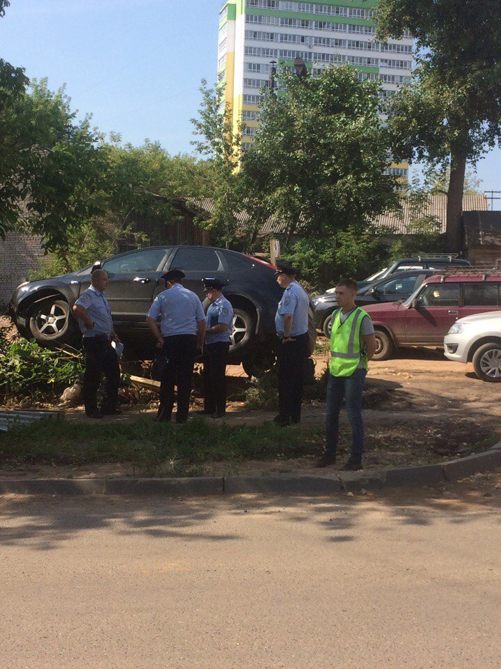 В Кирове полицейский на иномарке, чтобы избежать ДТП, вылетел на тротуар и снес забор