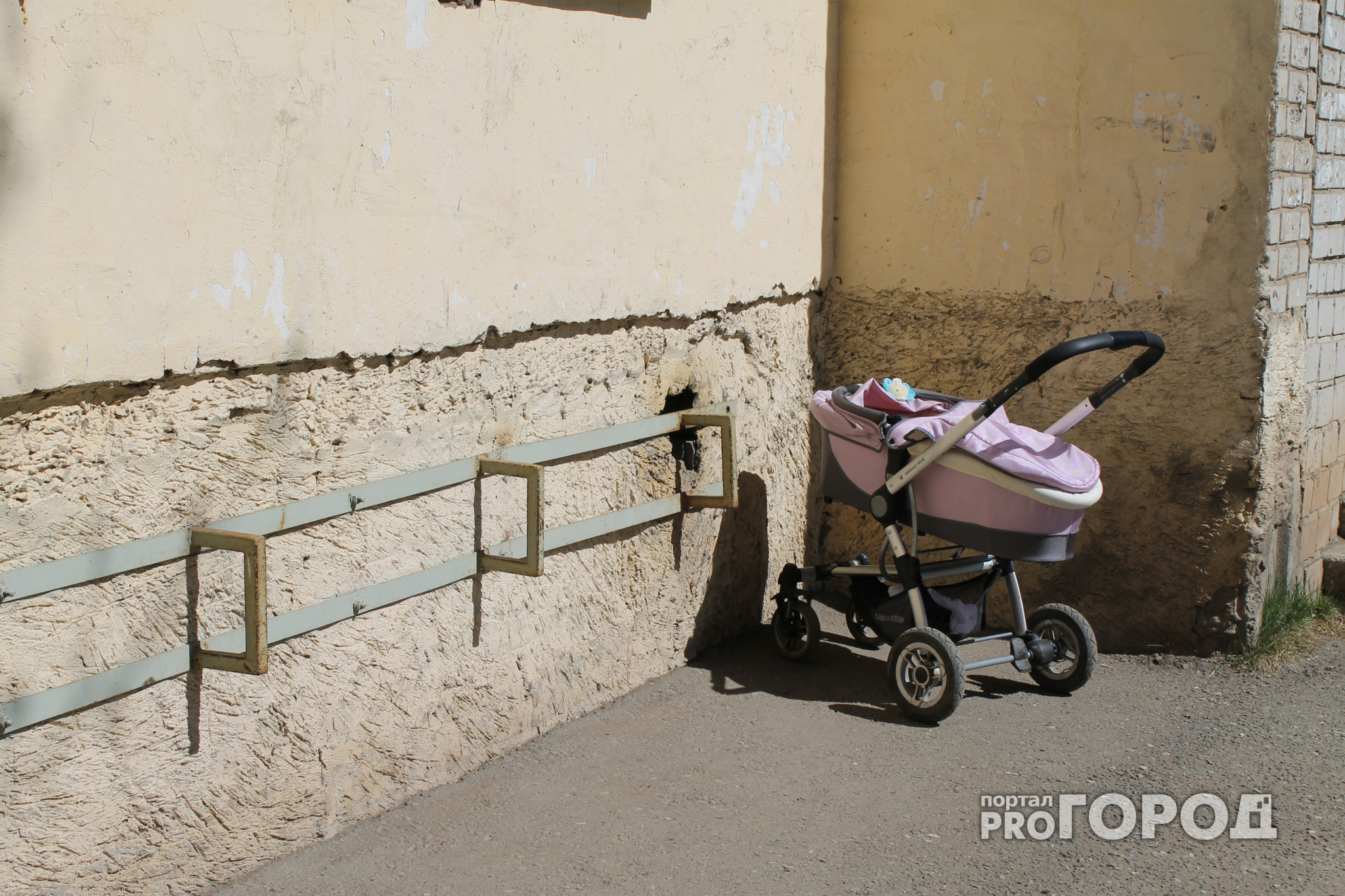 В Кировской области женщина оставила под дождем коляску с младенцем