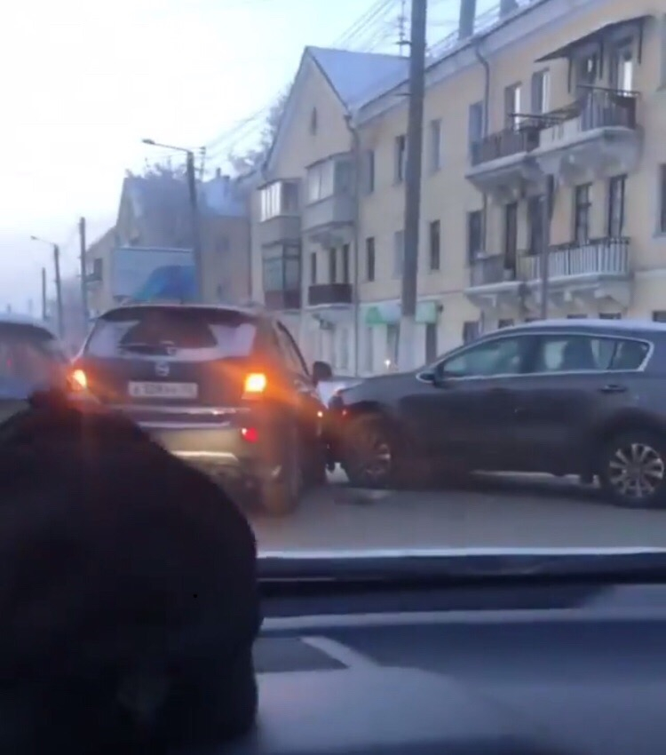 На улице Воровского произошло тройное ДТП