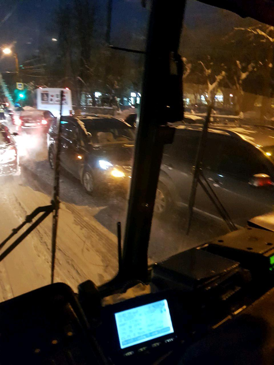 В Кирове у ОЦМ столкнулись 4 машины и автобус