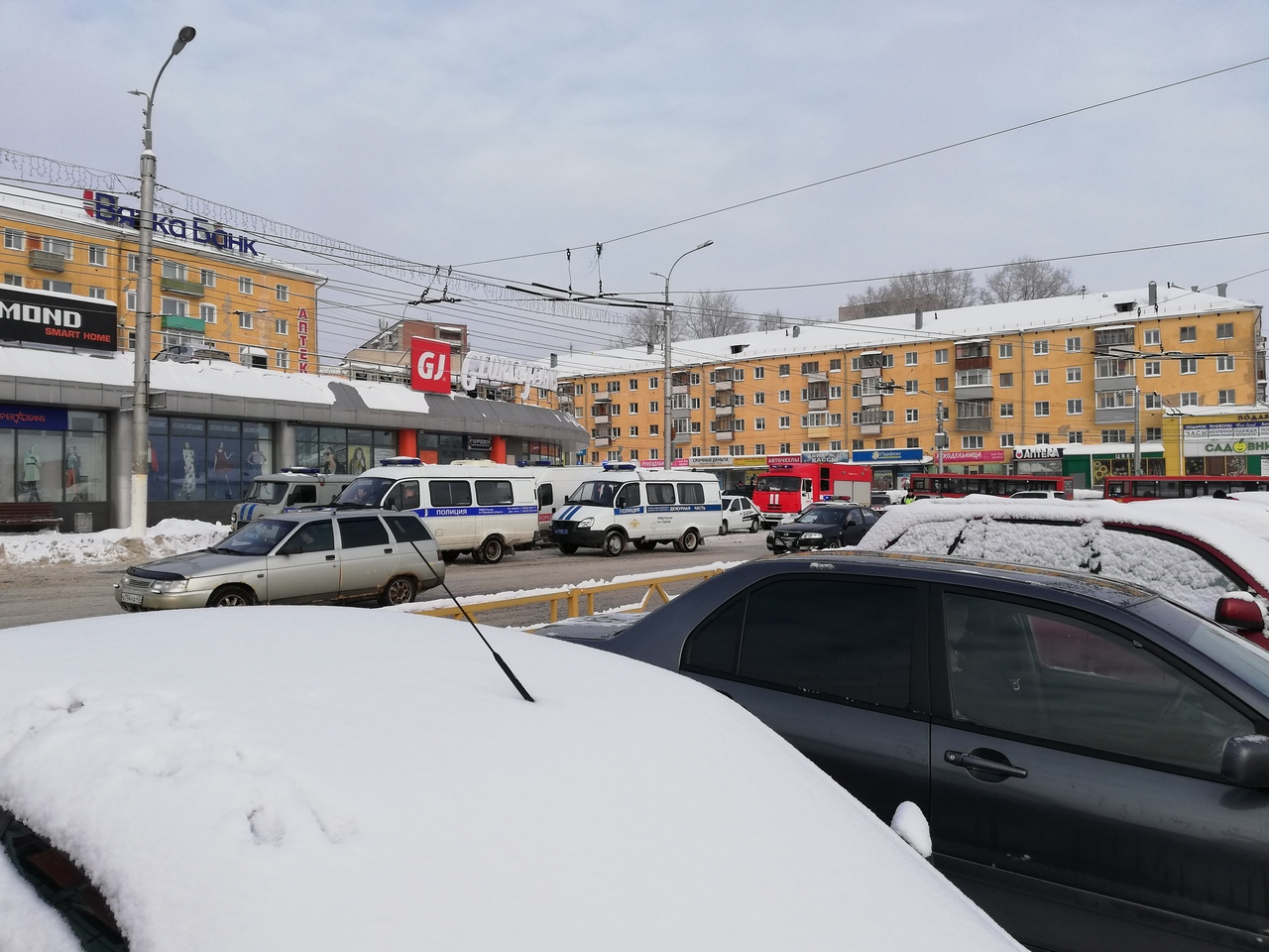 Очевидцы сообщают об эвакуации торгового центра у кировского вокзала