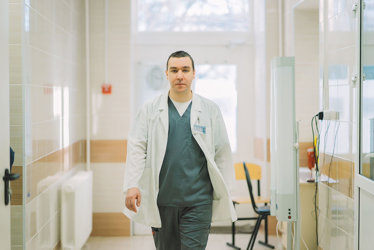"Не встречался с родственниками с марта": реаниматолог инфекционного госпиталя о работе во время пандемии