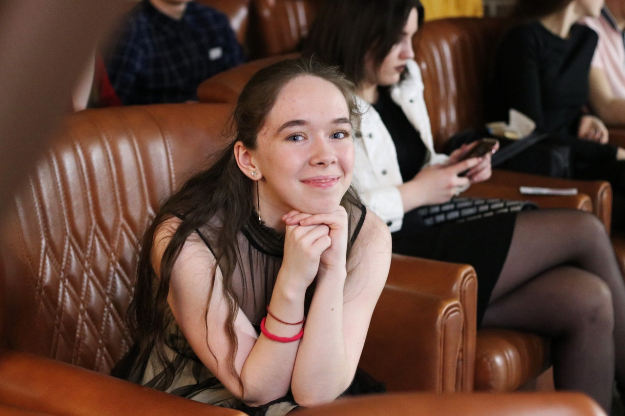 «Прическу на выпускной мне выбирает мама»: кировская выпускница о подготовке к торжествам