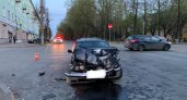В центре Кирова столкнулись две иномарки: от удара одно авто вылетело на тротуар