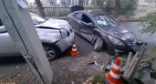 В Кирове от мощного толчка Nissan врезался в опору ЛЭП