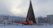 Сотни элементов и световой шатер: завершается монтаж главной елки Кирова