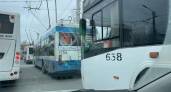 В Кирове в районе Центральной гостиницы встали троллейбусы