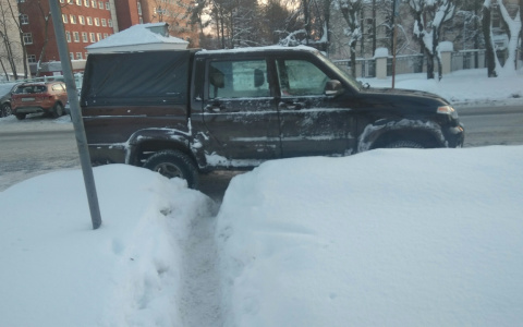 Кто так паркуется: фотоподборка кировских автохамов за январь