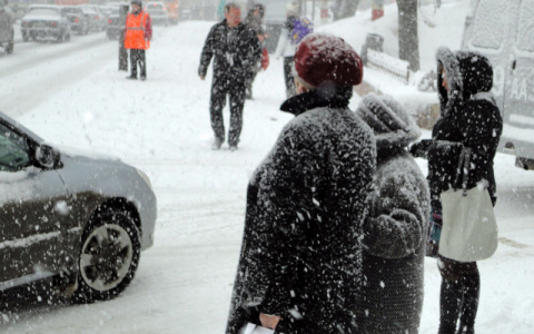 ГИБДД рекомендует водителям не садиться за руль из-за метели в Кировской области