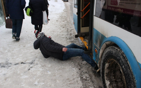 В Кирове на остановках кировчане рискуют попасть под автобус из-за гололеда