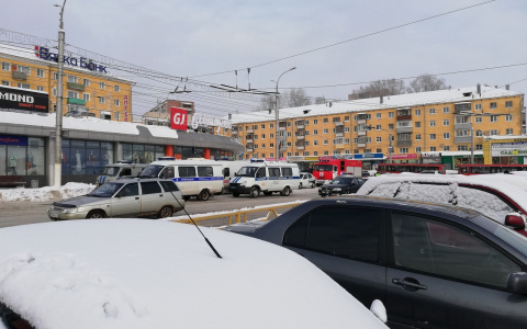 Очевидцы сообщают об эвакуации торгового центра у кировского вокзала