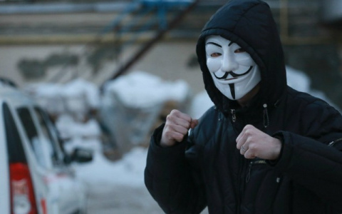 У ТЦ в Петербурге незнакомцы в масках избили и ограбили кировчанина