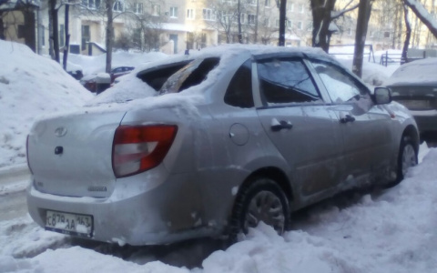 В центре Кирова коммунальщики скинули снег с крыши на «Ладу Гранту»