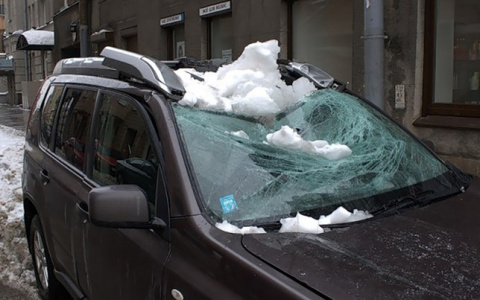 Кировский юрист рассказал, что делать, если снег или лед упал на автомобиль