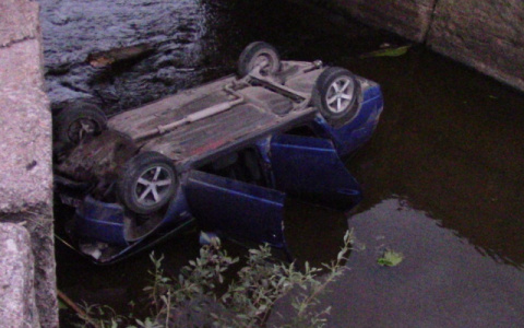 В Кирово-Чепецком районе из-за опрокидывания авто в водоем погибли двое мужчин