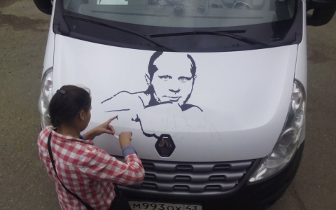 "Держатся годами": художница из Кирова делает на машинах портреты из изоленты