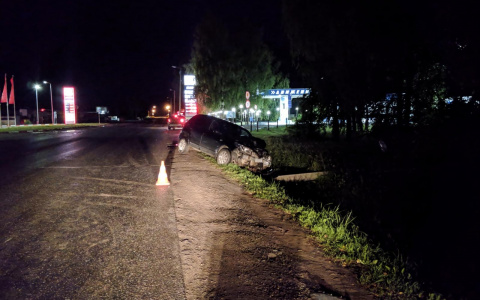 Ночью в Кирове водитель на Renault въехал в столб и убежал